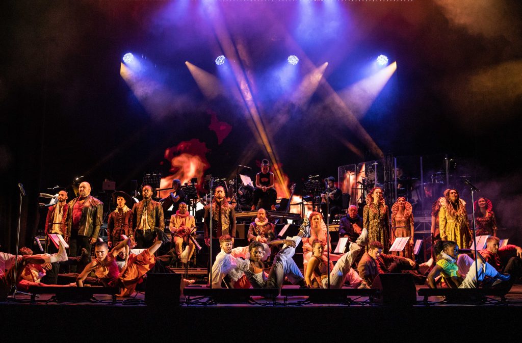 Compañía que representó Treason, the musical en el Drury Lane Theatre de Londres.